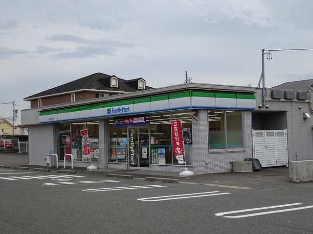 コンビニ　ファミリーマート桑名芳ケ崎店（コンビニ）まで750m
