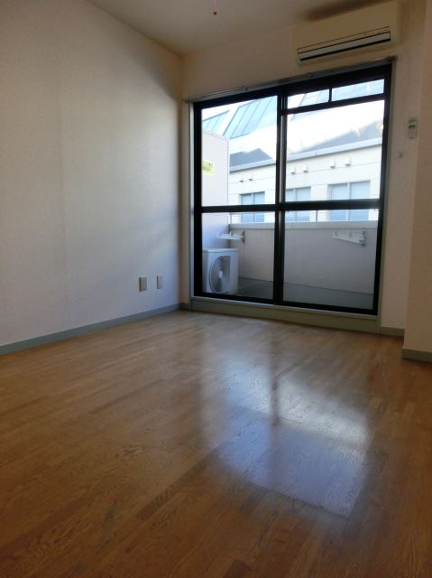 居室・リビング　リビングにはエアコンつき