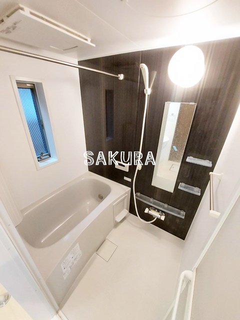 バス・シャワールーム　嬉しい追い焚き・浴室乾燥機付きです♪