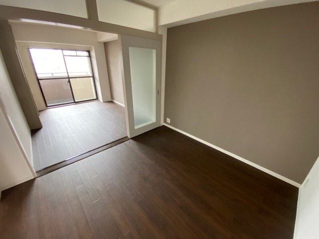 居室・リビング　床色が落ち着いた色合いで、とてもきれいです。