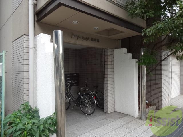 エントランス　いい感じにまわりに植物あります