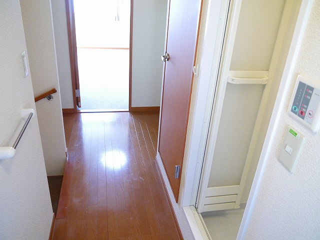 その他　玄関から階段を上がると洗面スペース、お風呂です