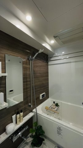 バス・シャワールーム　ゆったり過ごせるTV付きのお風呂です＊実際に家具は付いており