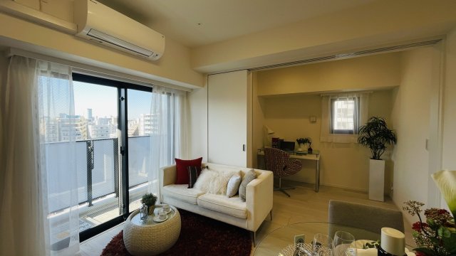 居室・リビング　明るいお部屋です（モデルルーム）＊実際に家具は付いておりませ