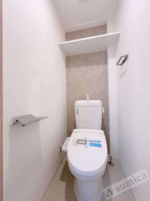 トイレ　人気アイテムの温水洗浄便座。清潔感のあるトイレです。