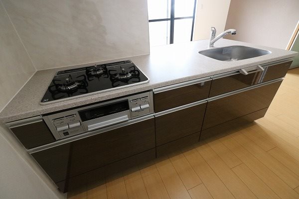 キッチン　3口ガスコンログリル付のシステムキッチン