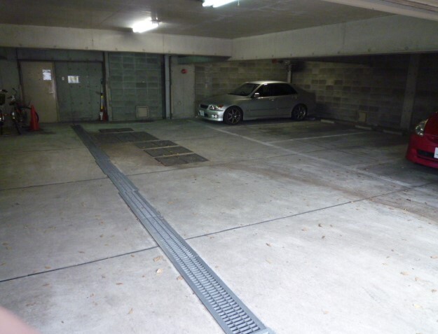 駐車場　屋根付駐車場