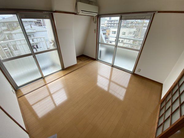 居室・リビング　角部屋で明るい室内