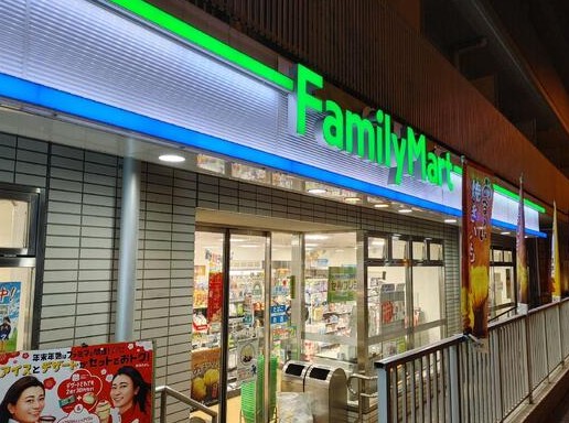 コンビニ　ファミリーマート目黒三田通り店（コンビニ）まで586m