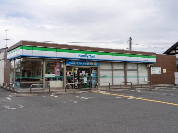 コンビニ　ファミリーマート 川越笠幡駅東店（コンビニ）まで256m