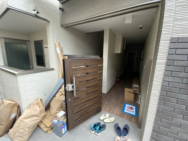 エントランス　工事中のエントランスです。