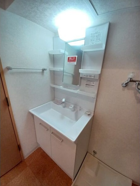 洗面設備　壁面が多く家具の配置のしやすいお部屋です