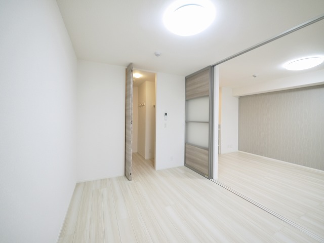 その他部屋・スペース　開放的な寝室です