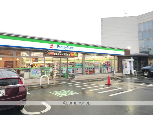 コンビニ　ファミリーマート（コンビニ）まで330m
