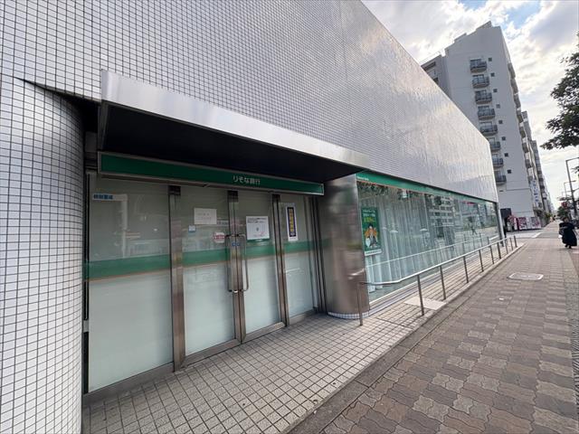 銀行　（株）りそな銀行／大阪駅前支店（銀行）まで759m
