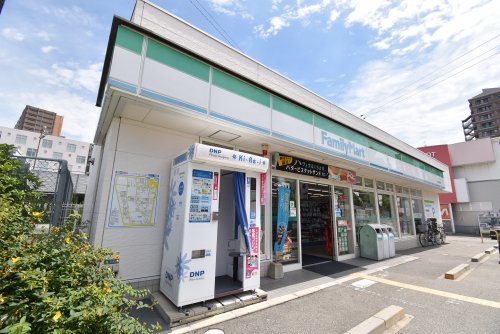 コンビニ　ファミリーマート（コンビニ）まで876m