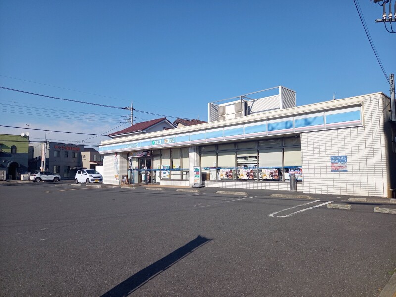 コンビニ　ローソン春日部中央三丁目店（コンビニ）まで307m