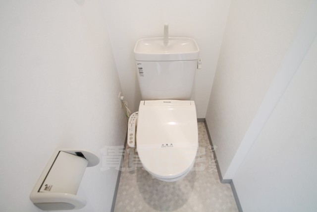 地下鉄御堂筋線 江坂駅 徒歩12分 8階建 築18年のトイレ写真