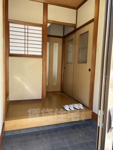 小倉町山際貸家の玄関写真