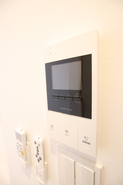 セキュリティ　訪問者の顔を確認できるＴＶモニター付きドアホン