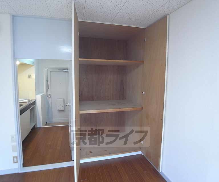 収納　たくさん入りそうな押入れですね。