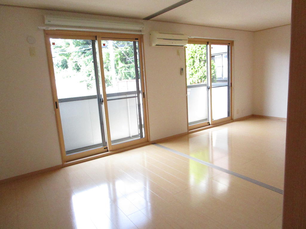 居室・リビング　ＬＤＫ11.5帖との洋室はひろびろ・・日当たり良好です♪