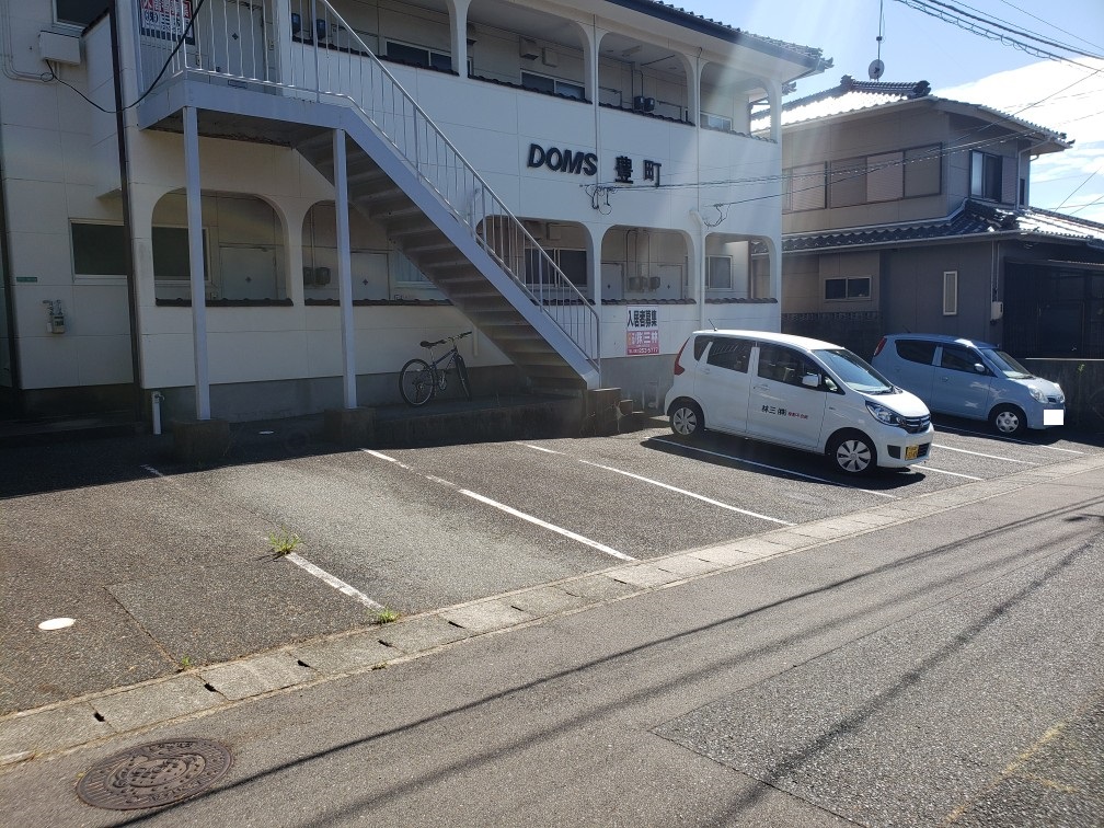 【ドムス豊町の駐車場】