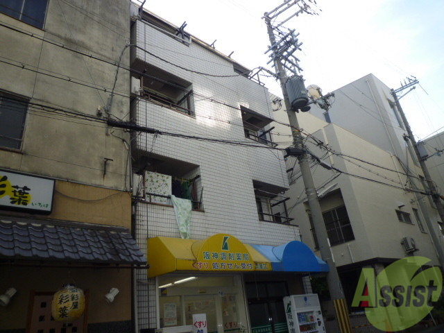 建物外観　白くそびえ建つシャープな外観