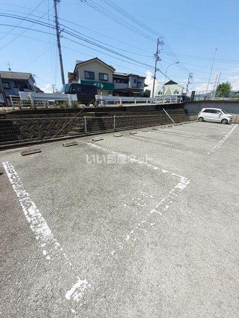 【グランデール　一本松の駐車場】