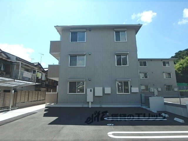 京都市山科区西野山百々町のアパートの建物外観