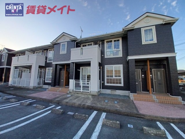 【伊勢市竹ケ鼻町のアパートの建物外観】