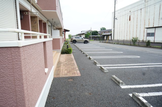 【メゾンド・キクチ東石岡の駐車場】