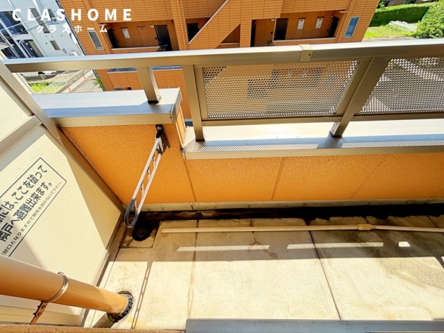 バルコニー　同物件の別部屋になります。