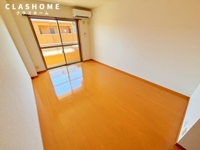 居室・リビング　同物件の別部屋になります。