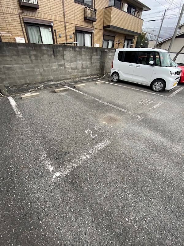 【姫路市五軒邸のアパートの駐車場】