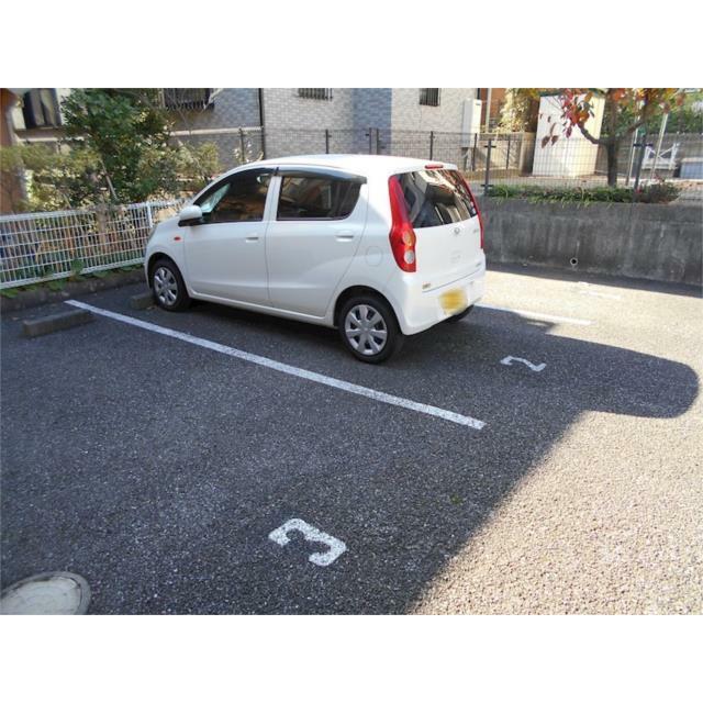 【横浜市青葉区奈良のアパートの駐車場】