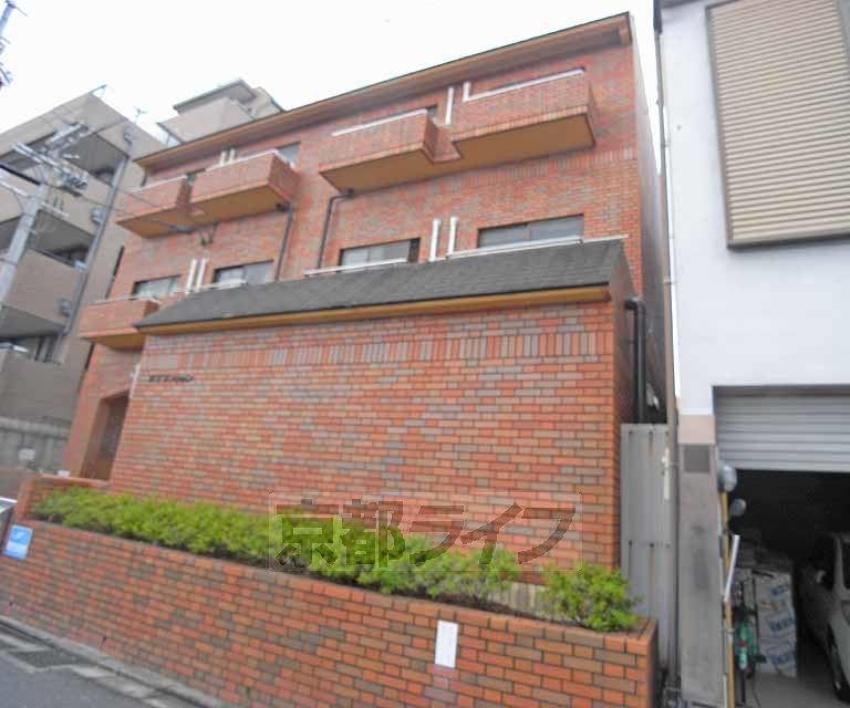 京都市上京区岡松町のマンションの建物外観