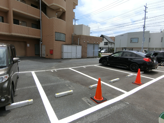 【カームメント新町IIの駐車場】