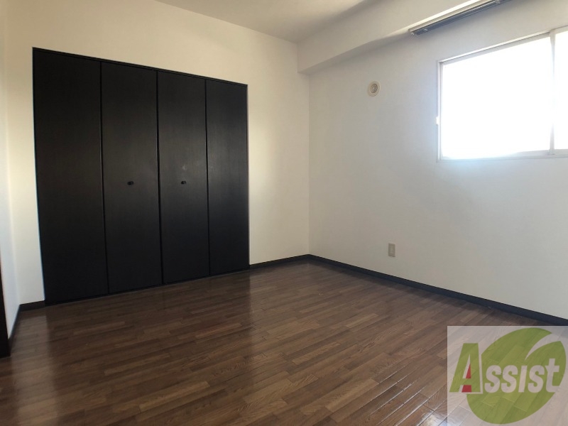 その他部屋・スペース　こちらが寝室です。窓が大きくて明るいですね。