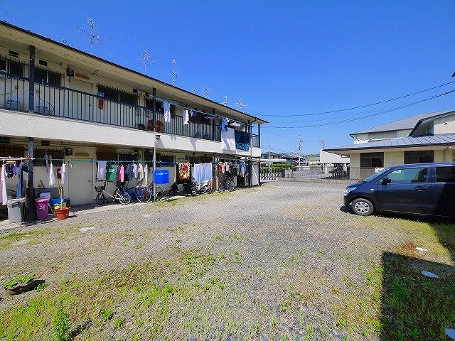 【木津川市加茂町里のアパートの駐車場】