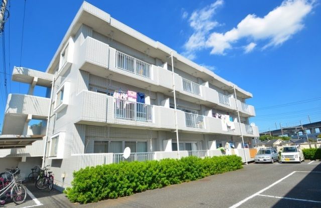 上尾市原市中のマンションの建物外観