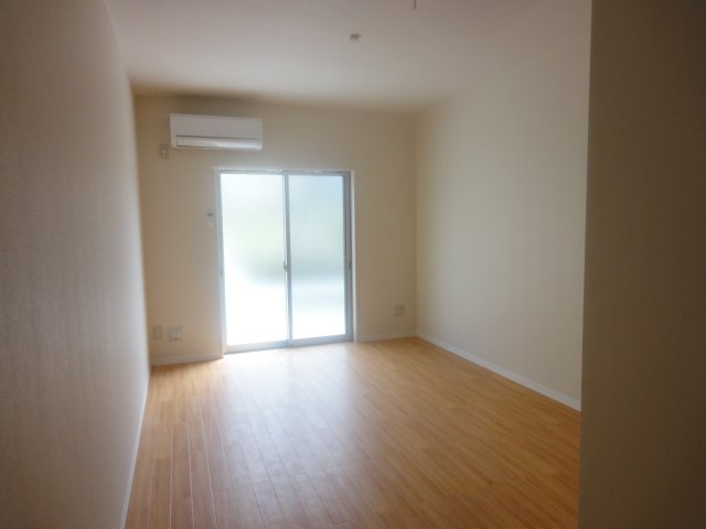 居室・リビング　同物件、別号室のものです。