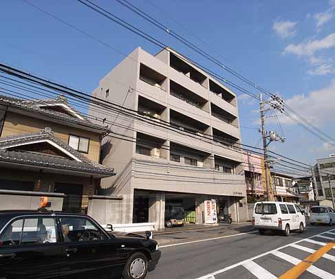 京都市伏見区桃山町泰長老のマンションの建物外観