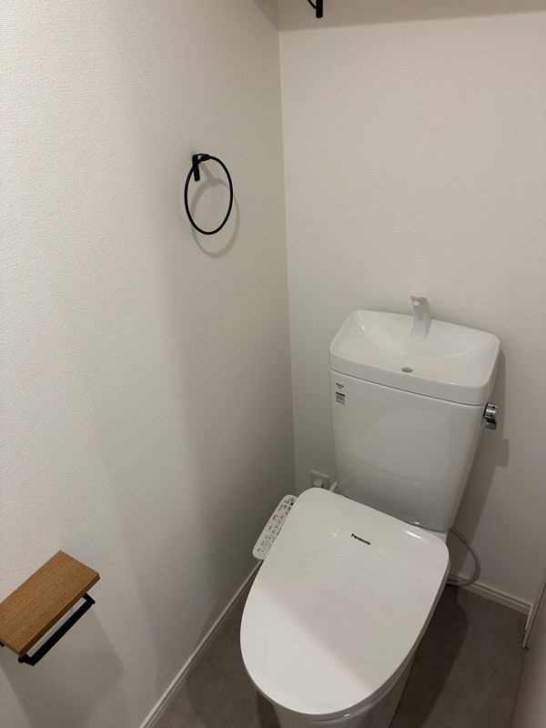 トイレ　温水洗浄便座付きのトイレ