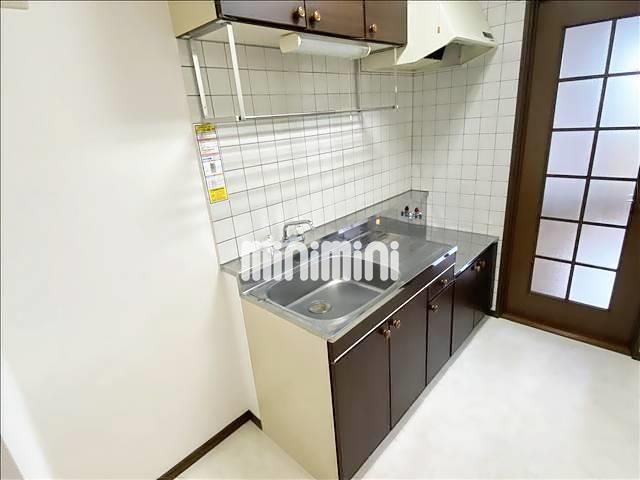 キッチン　上下に収納のついているキッチンです。