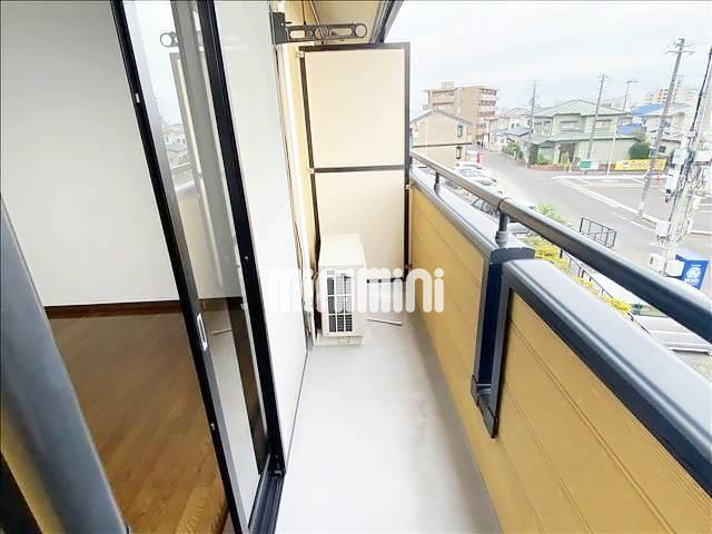 バルコニー　晴れた日にはベランダで洗濯物を干すことが出来ます。