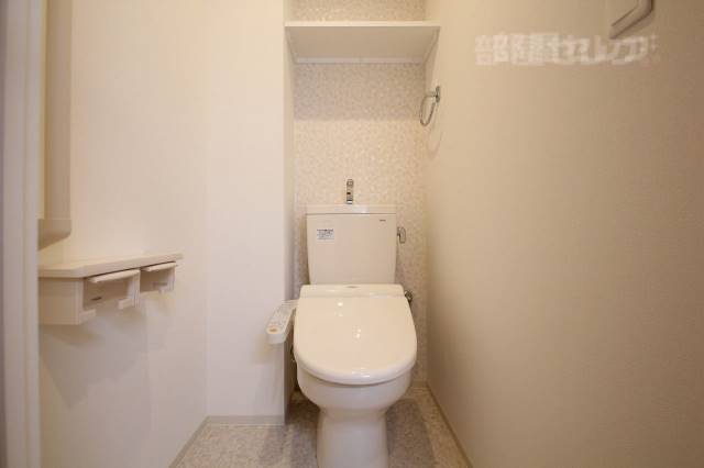 トイレ　温水洗浄便座が設備として備わります。