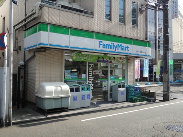 コンビニ　ファミリーマート（コンビニ）まで450m