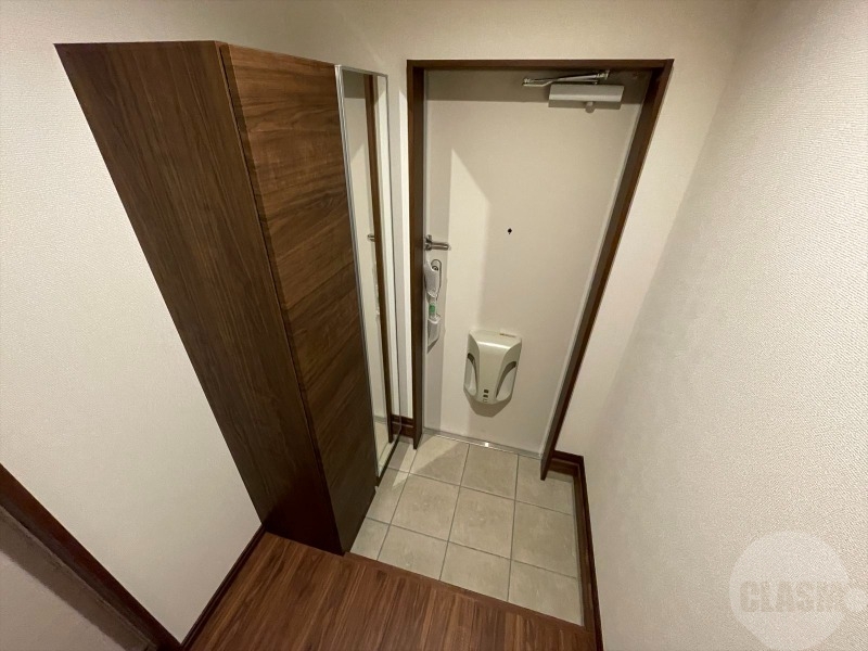 玄関　姿見付きのシューズボックス付きの玄関