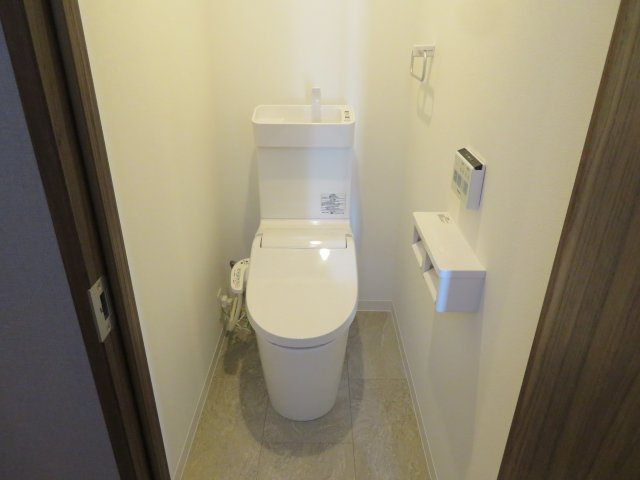 トイレ　落ち着いた色調のトイレです